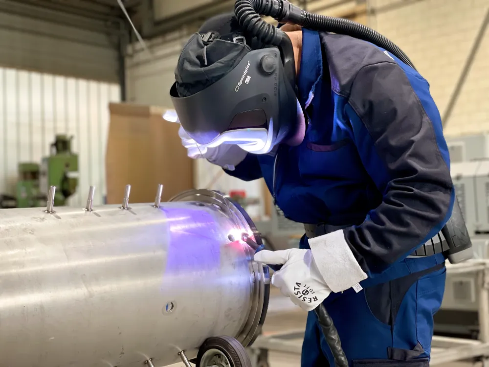 Ein Mitarbeiter von Bregtec beim Schweissen